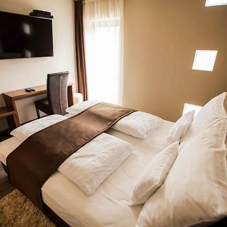 Pole Position Beach Hotel バラトンサールソー エクステリア 写真